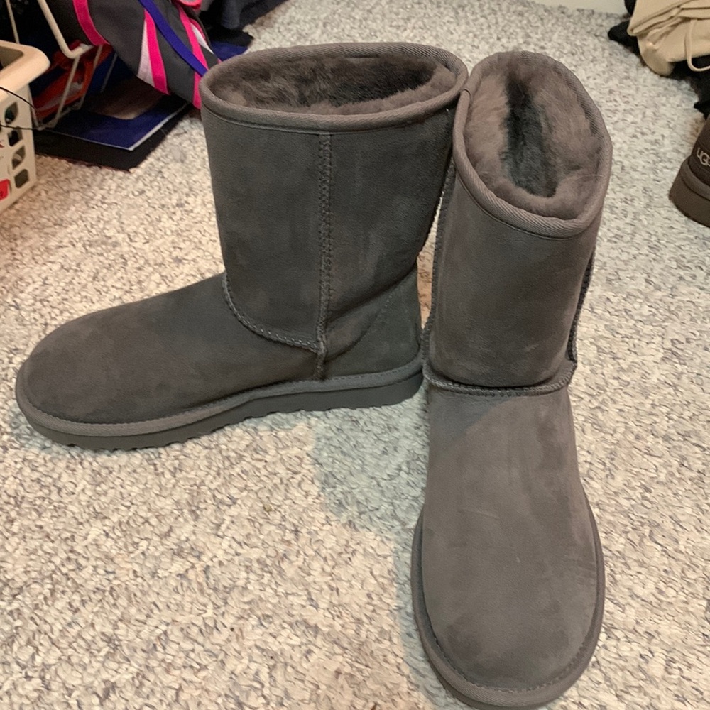 Ugg mid rise classic boots in gray. Size 7, perfect shape.